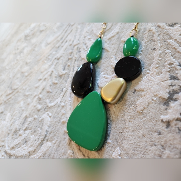 Reversible Green, Gold and Black Acrylic Necklace and Earrings Set - Apprx 13" - Picture 10 of 16
